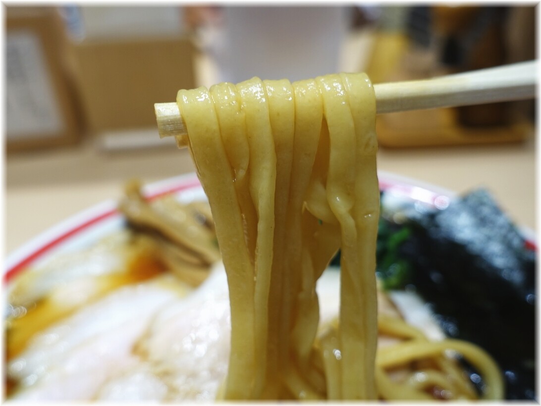 玉田町店 旨味醤油そば特製チャーシューメンの麺