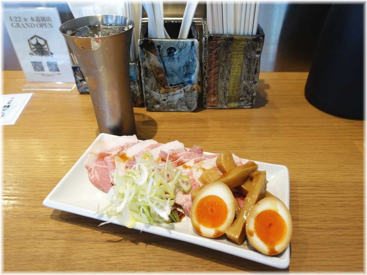 ラーメン大戦争神田店 おつまみ盛り合わせとハイボール