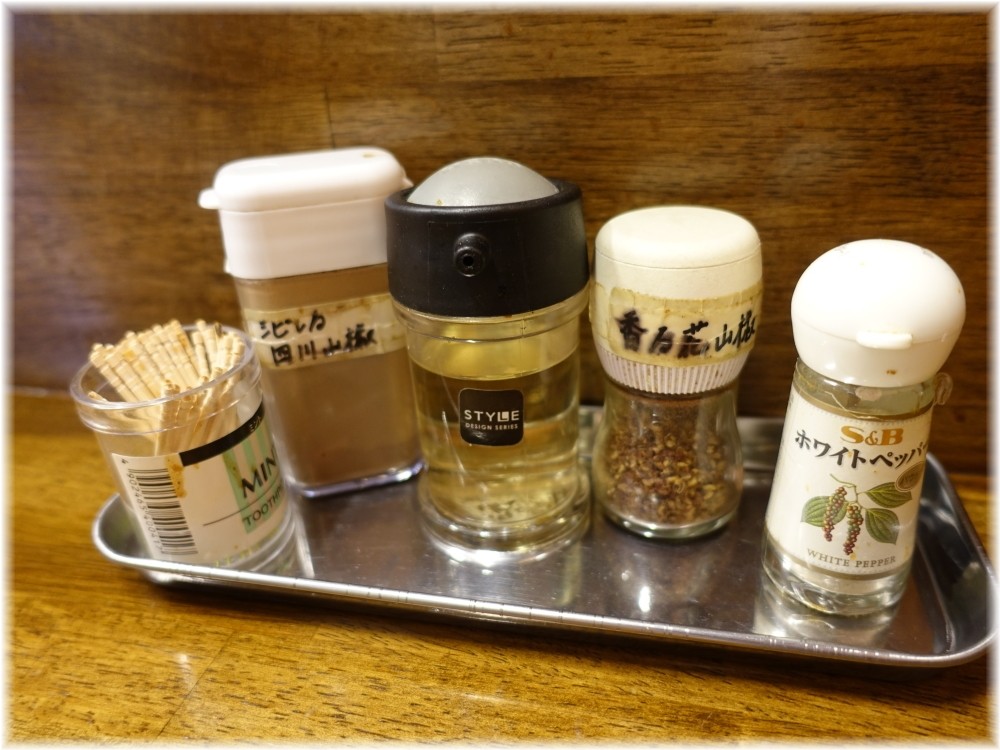 辛っとろ麻婆麺あかずきん 卓上の調味料