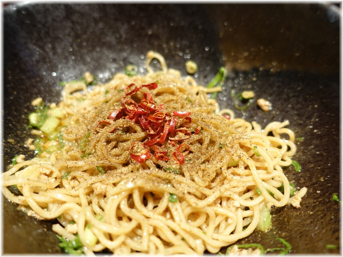 キング軒神田スタンド 汁なし担担麺3辛に鷹の爪と山椒