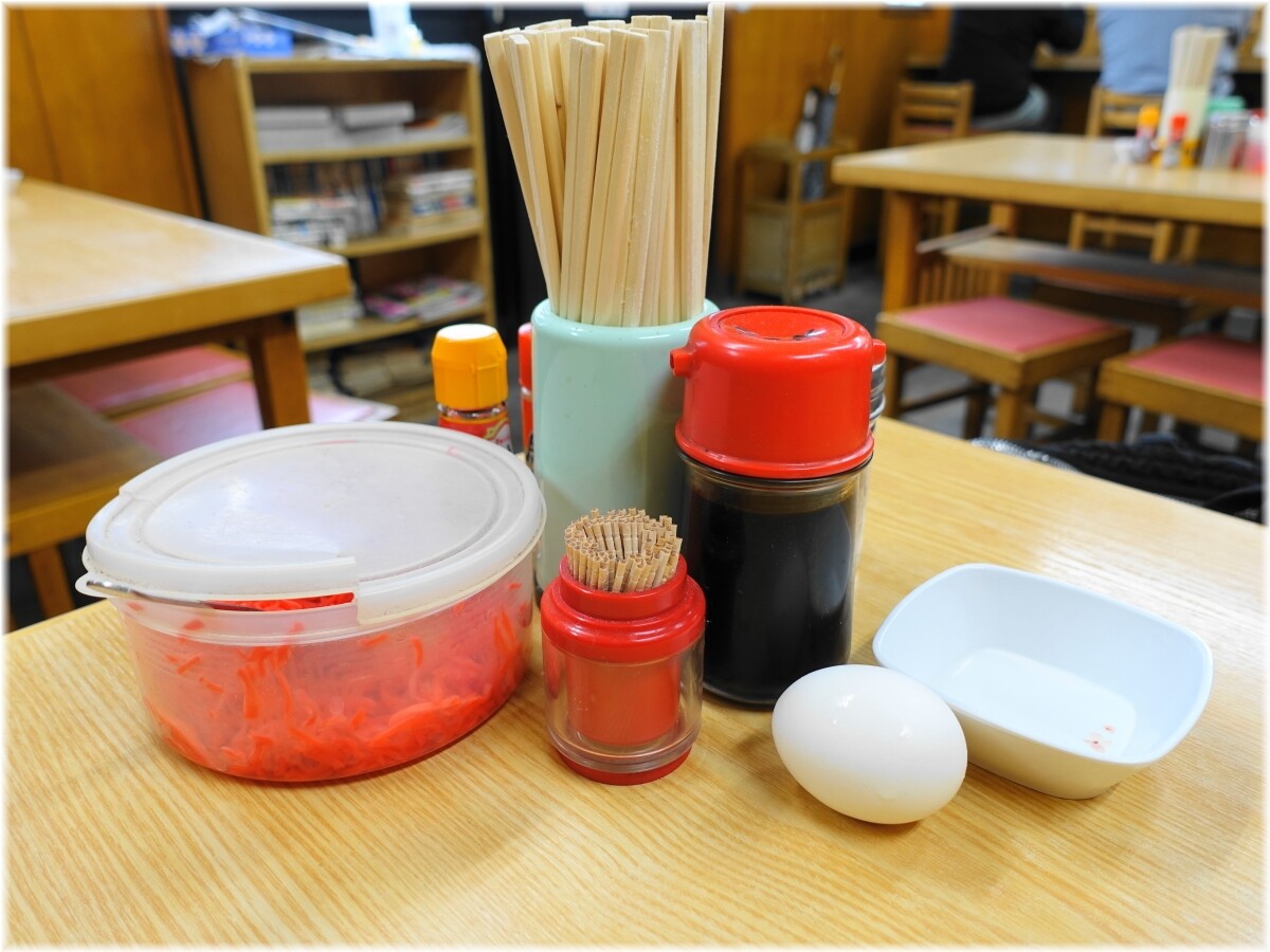 ペルー軒 卓上の調味料とゆで卵