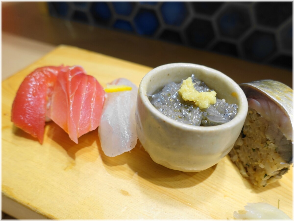 すごい煮干ラーメン野毛すし釣りきん セットの赤酢握り5貫2
