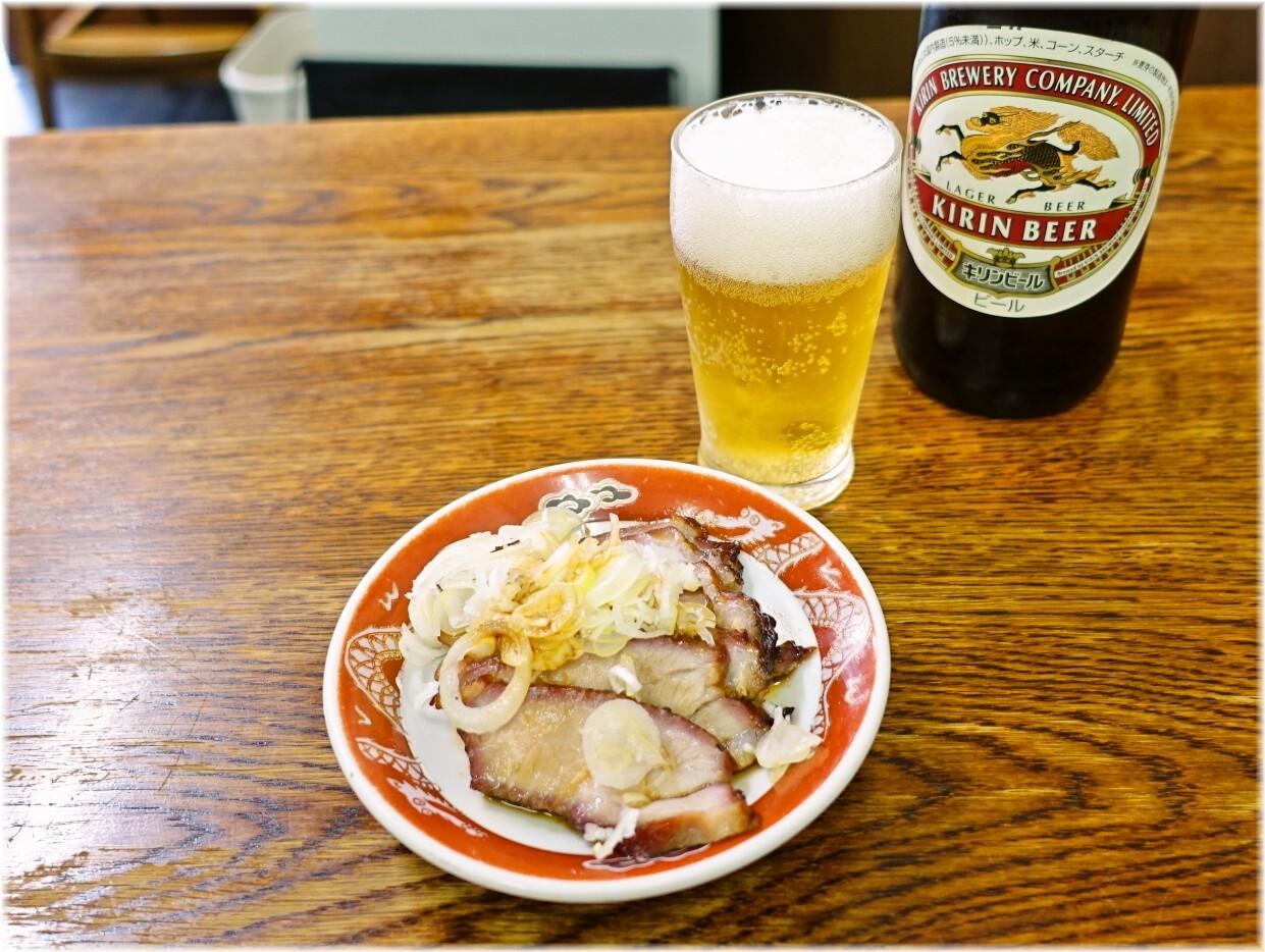 かづ屋2 チャーシュー皿盛とビール