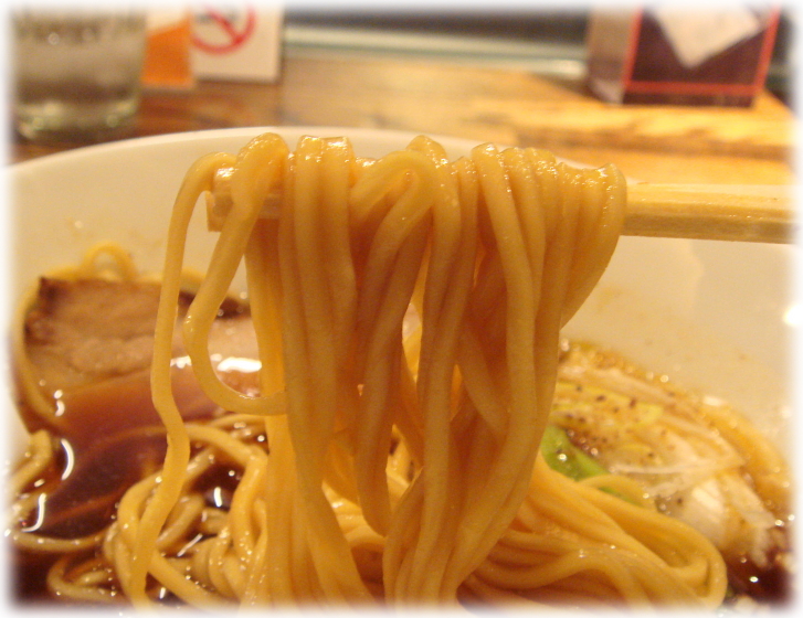 阿吽 正油らぁ麺の麺