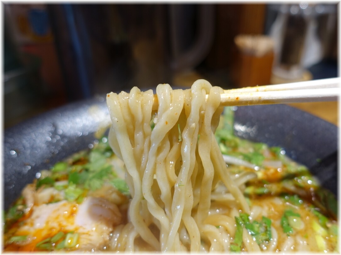 やっとこ2 パクチー閻魔味噌ラーメンの麺