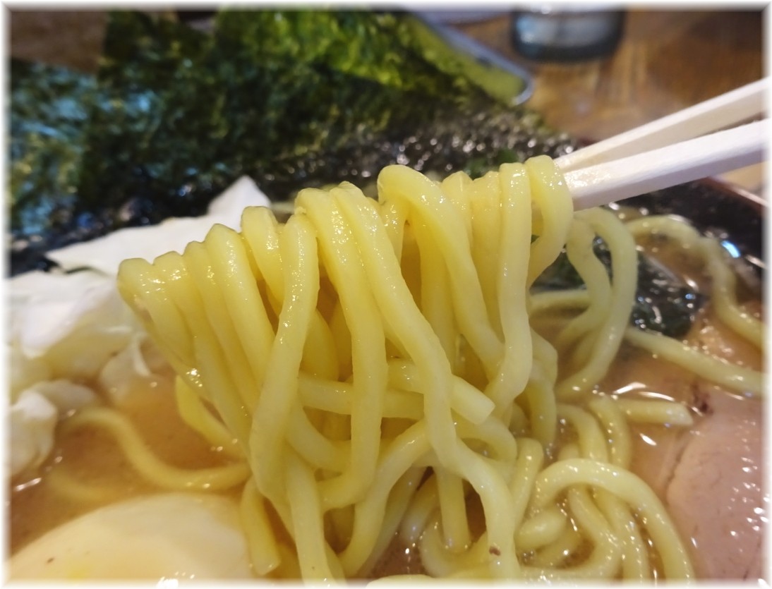 らあめん寸八 豚骨醤油らあめんの麺
