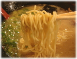 ずんどう屋 味玉らーめん(背脂まみれ味)のちぢれ麺