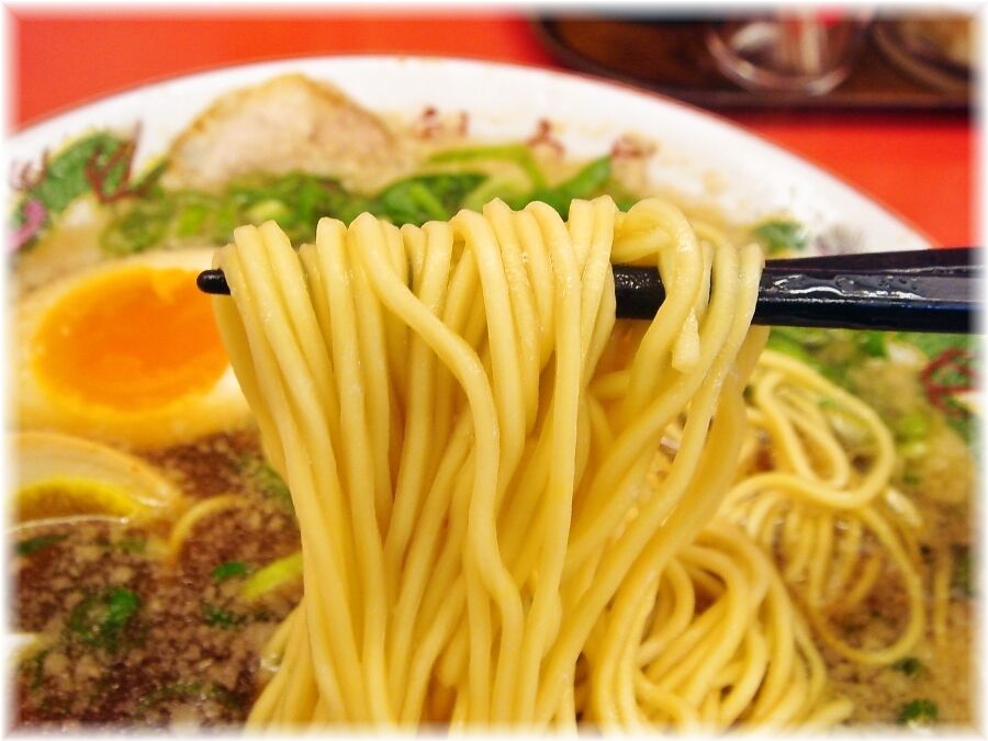 魁力屋 特製醤油味玉ラーメンの麺