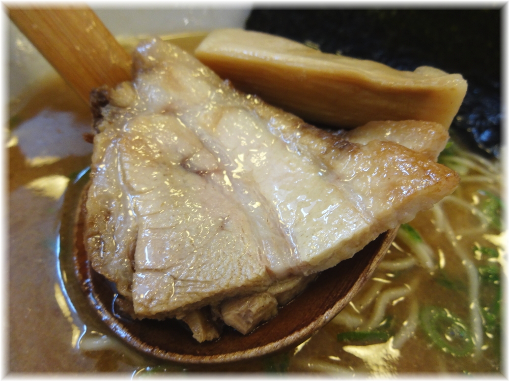 たいざん 魚介節らーめんのチャーシューとメンマ
