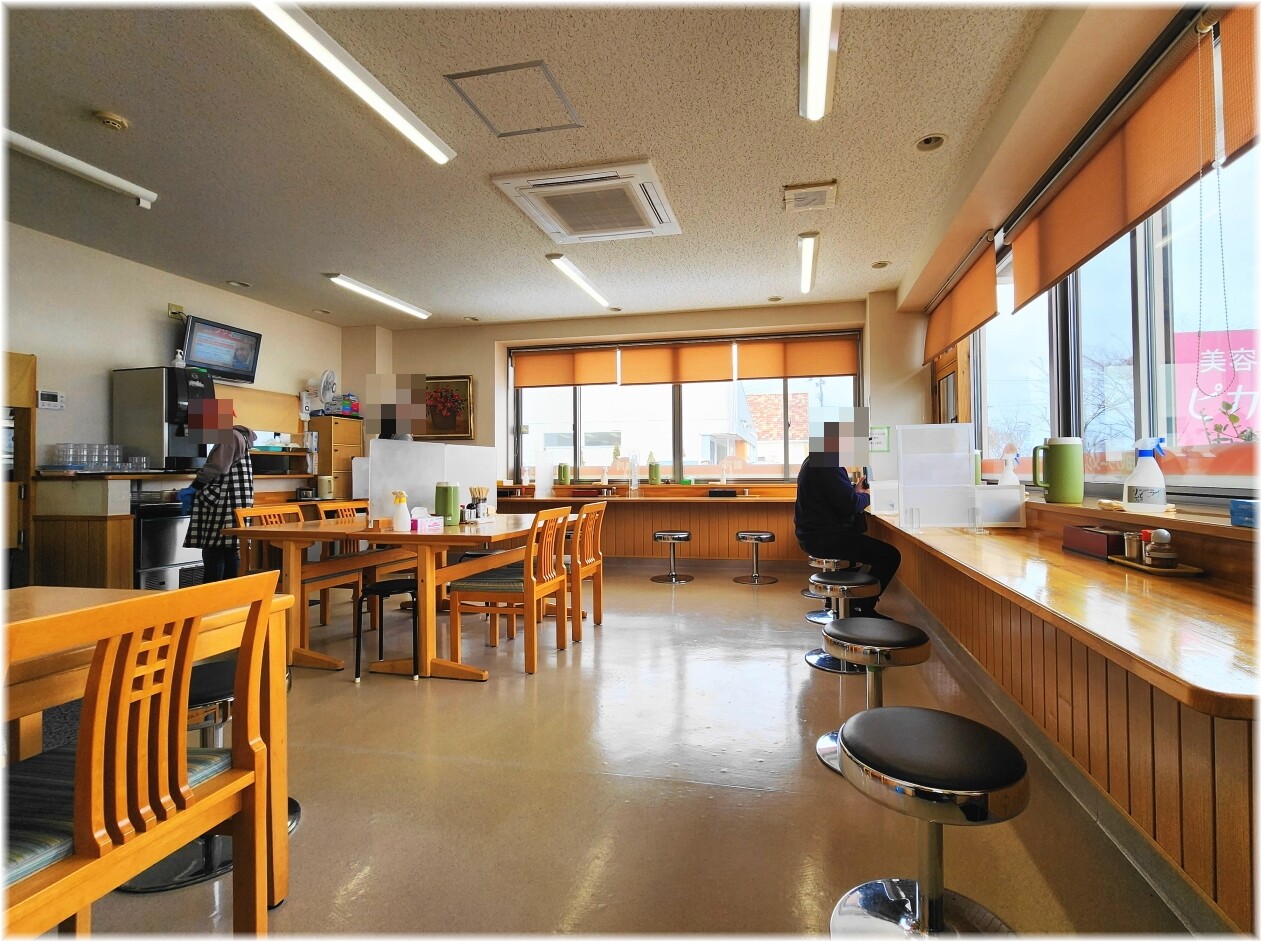 新月 店内
