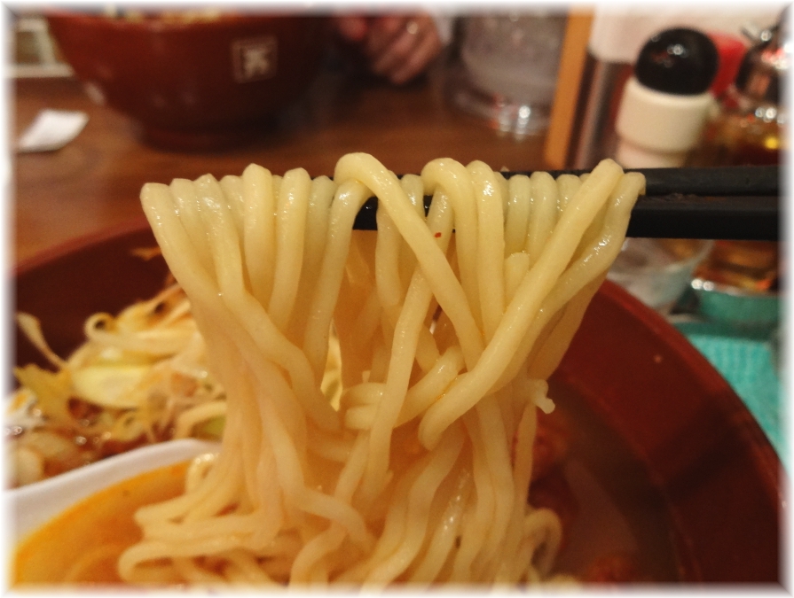 万世麺店霞が関店 排骨辛菜麺の麺