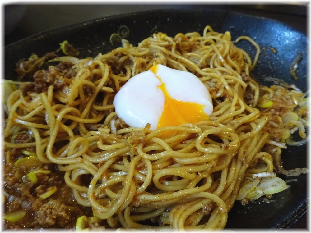 無奏天生 汁無し担々麺に温玉