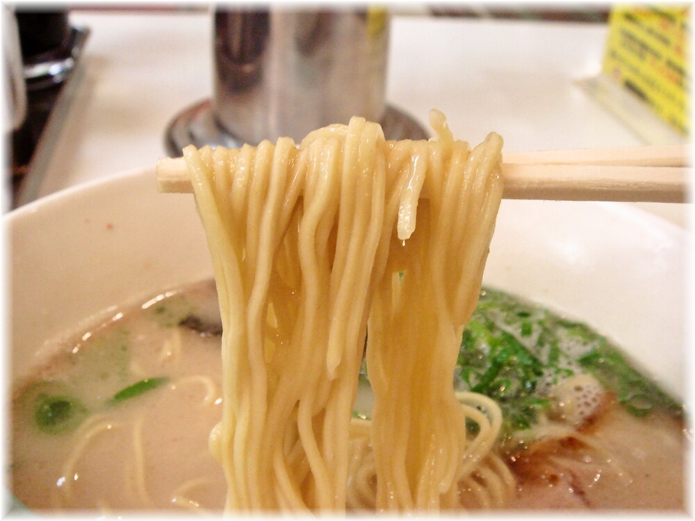 名代ラーメン亭 ラーメンの麺