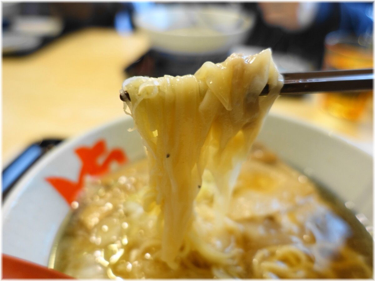 満月酒田本店 ワンタン麺小の麺とワンタン