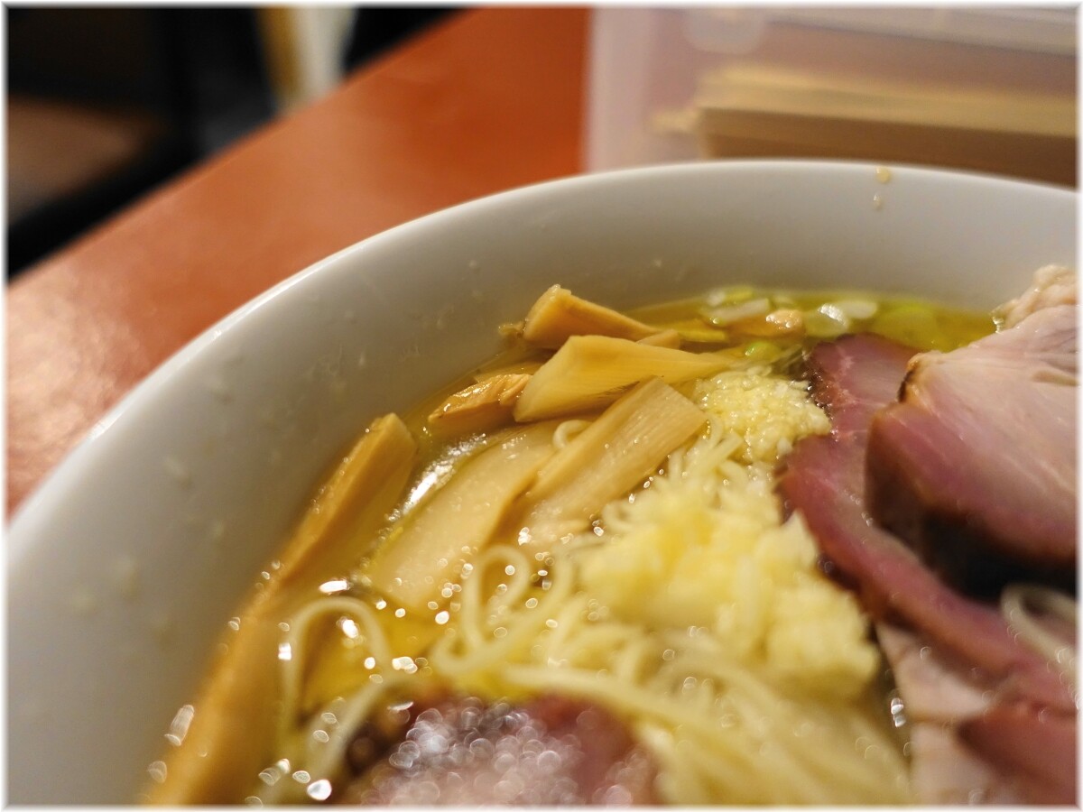 凛渋谷店2 細麺塩にハーフ炭火焼豚の具3