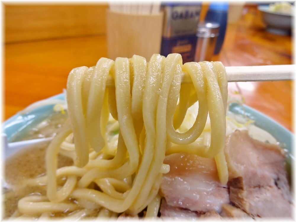 ラーメン二郎新橋店 ラーメンの麺