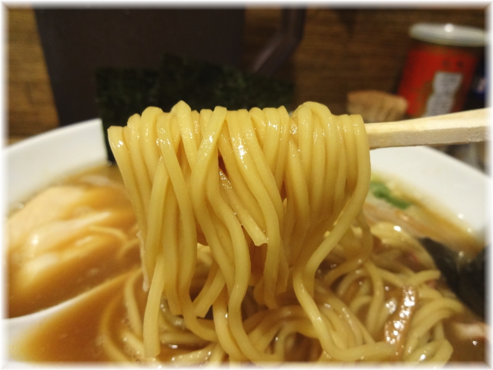 新橋纏 特製烏賊干し鶏白湯醤油そばの麺