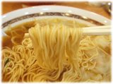 玉泉亭 横浜ポルタ店 サンマワンタンメンの麺