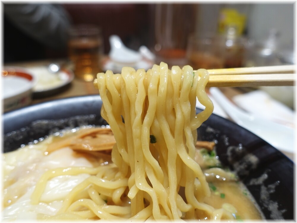 広州市場田町店2 濃厚海老雲呑麺の麺