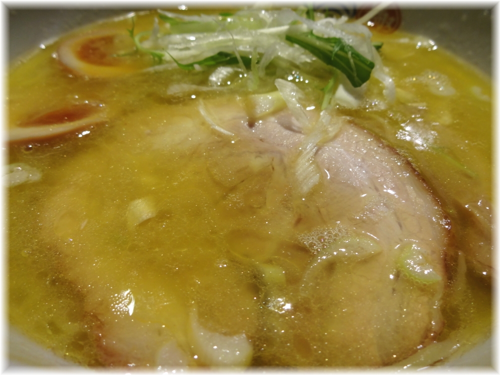 塩逸品五代目けいすけ 塩らーめん白湯のスープ