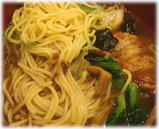 万世拉麺 霞が関店 肉みそ排骨ラーメンの麺