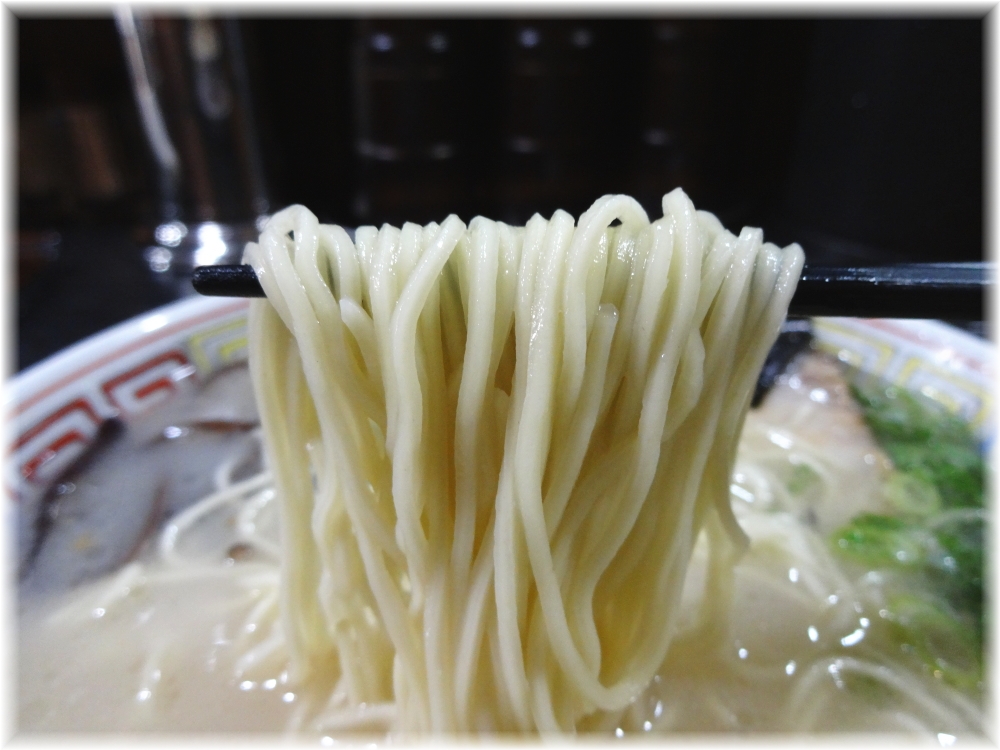 博多ラーメンよねちゃん ラーメンの麺
