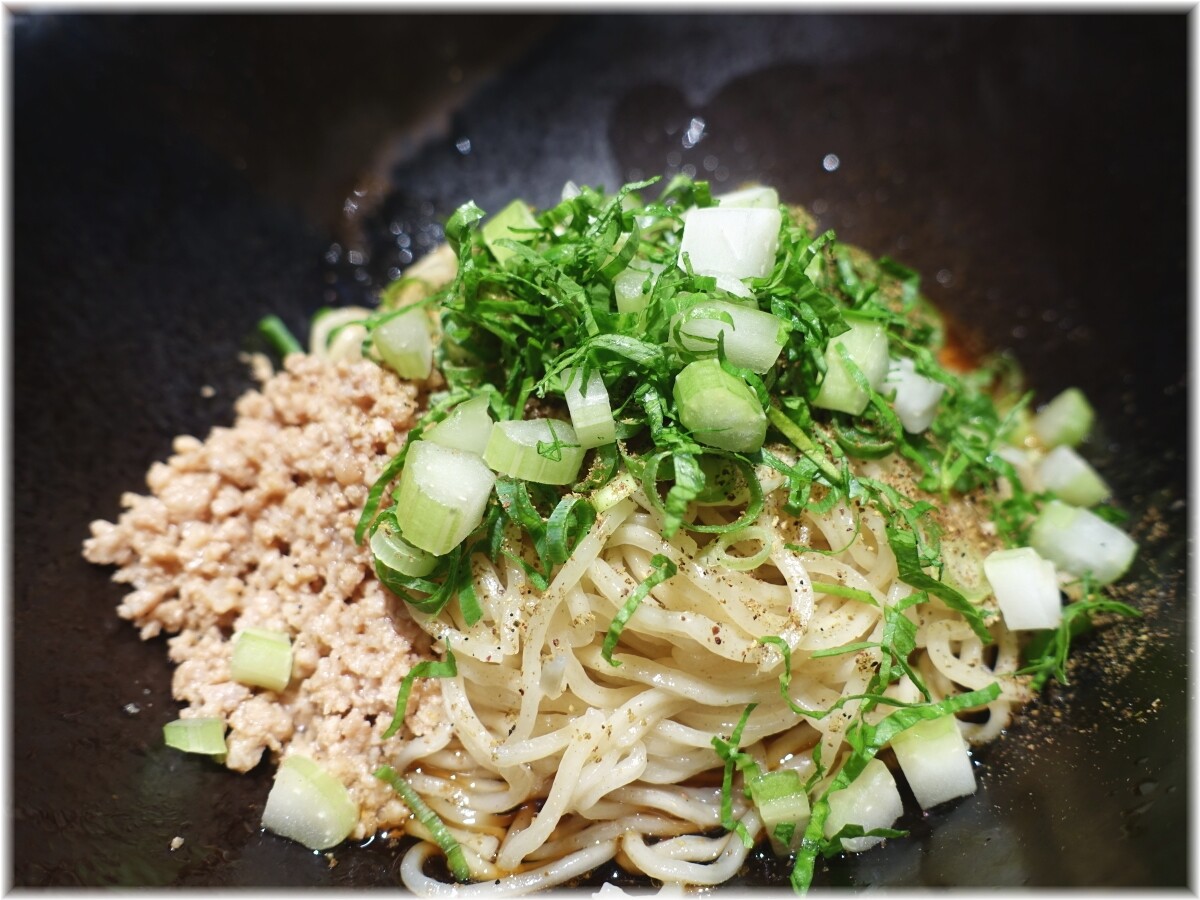 キング軒神田スタンド 汁なし担担麺3辛にセロリトッピングの具