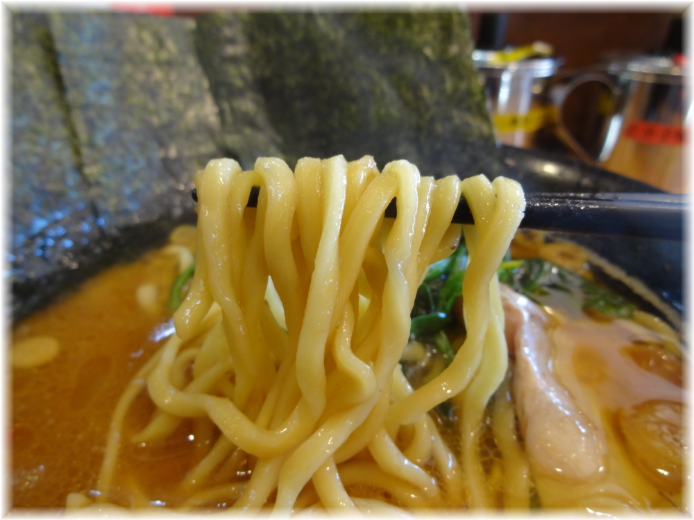 横横家 ラーメンの麺
