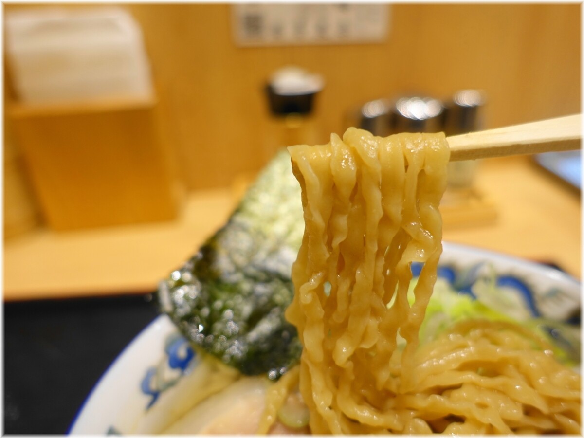 舎鈴東京サンケイビル店 新中華そばの麺