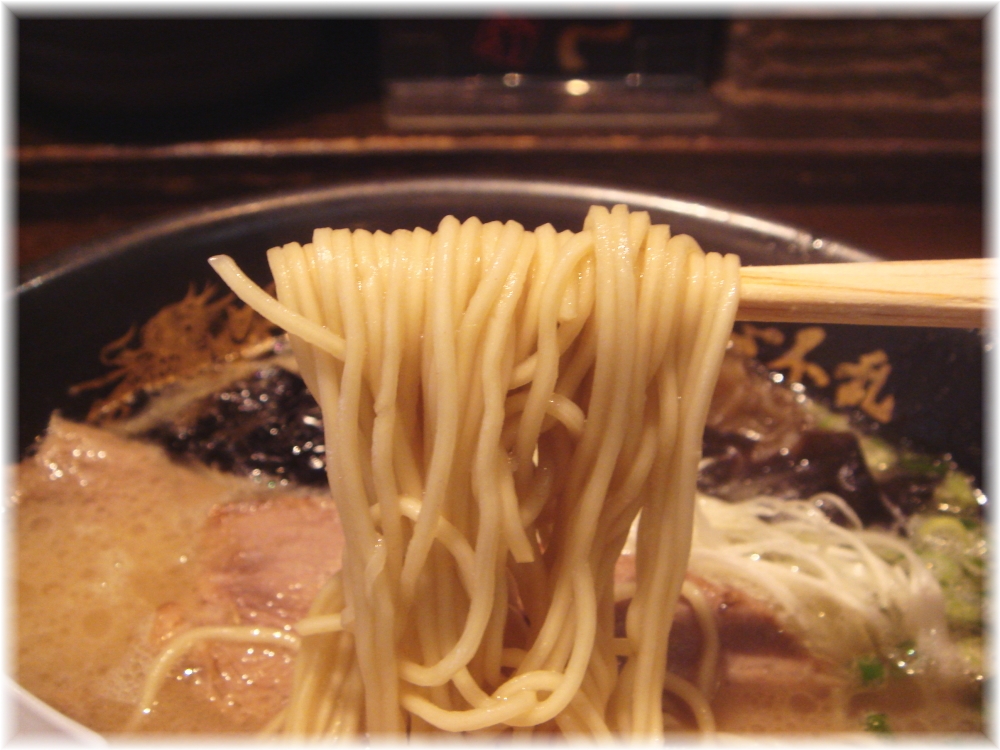 一心不乱 黒ラーメンの麺