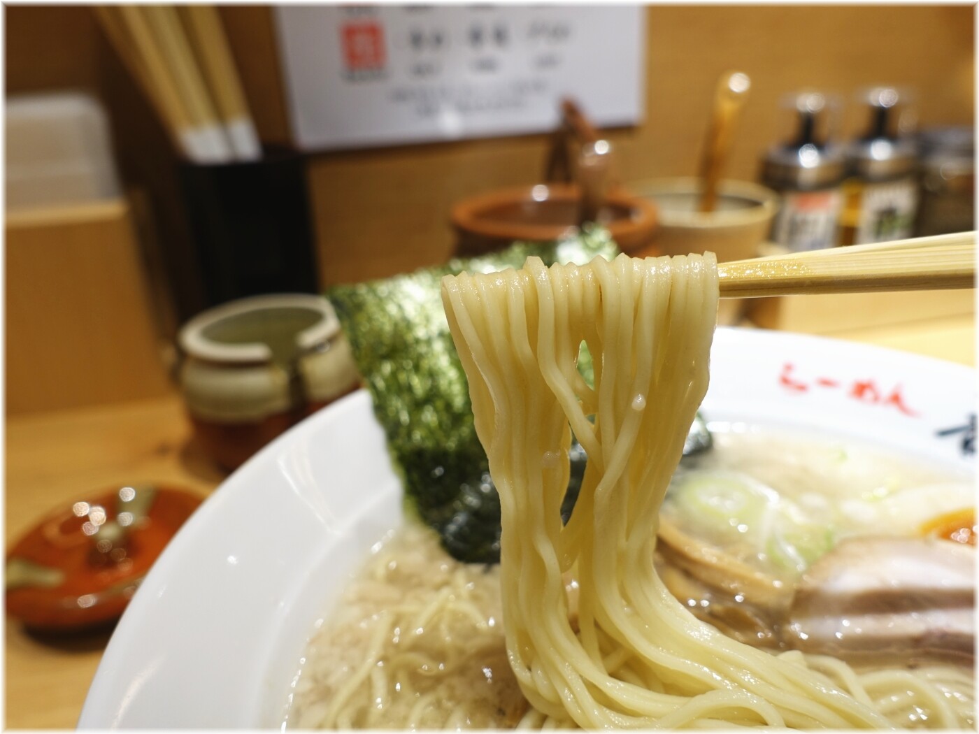 香月代々木公園店 醤油ラーメンの麺