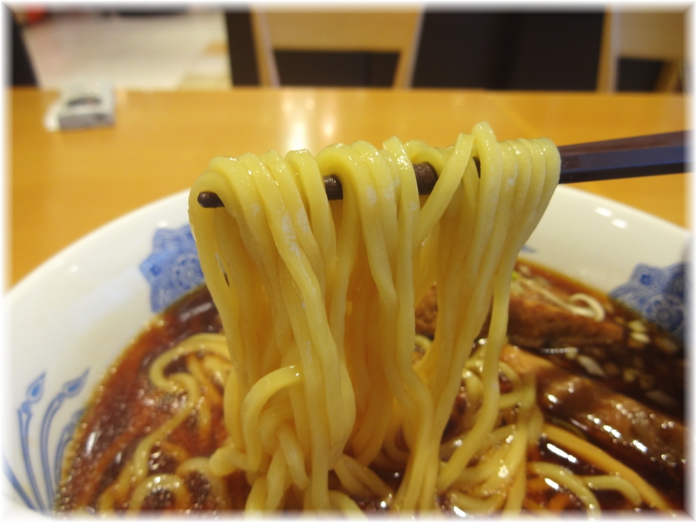 山百合 石川ブラックラーメンの麺