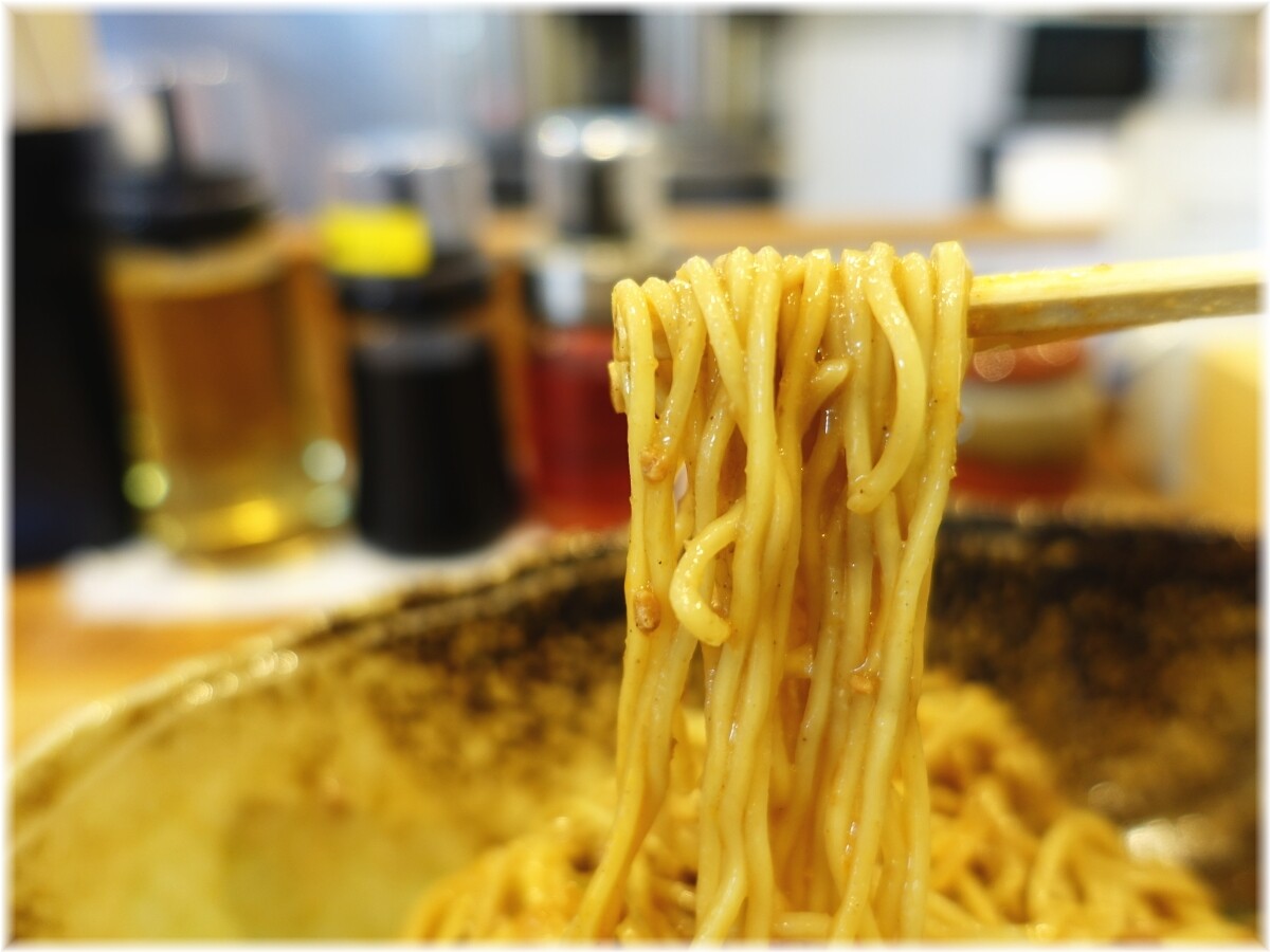 くにまつ 汁なし担担麺元味の麺