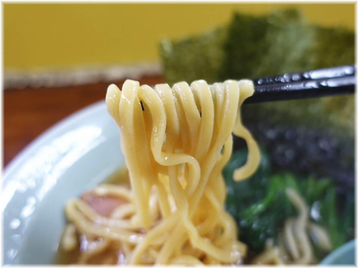 まこと家 ラーメンに国産ほうれん草の麺