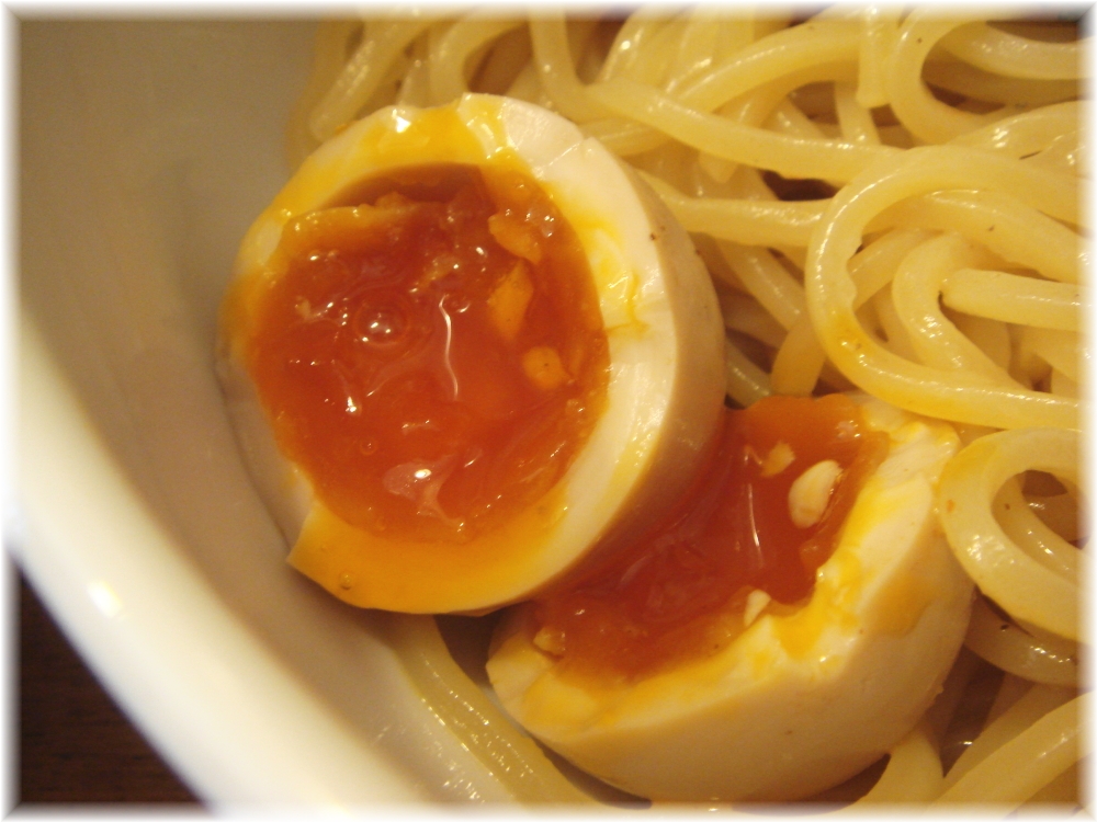 虎愼 味玉濃厚ニボつけ麺の味玉