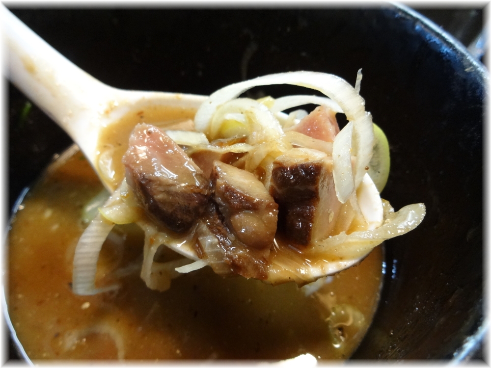麺処晴 スープ割りの追加チャーシューとネギ