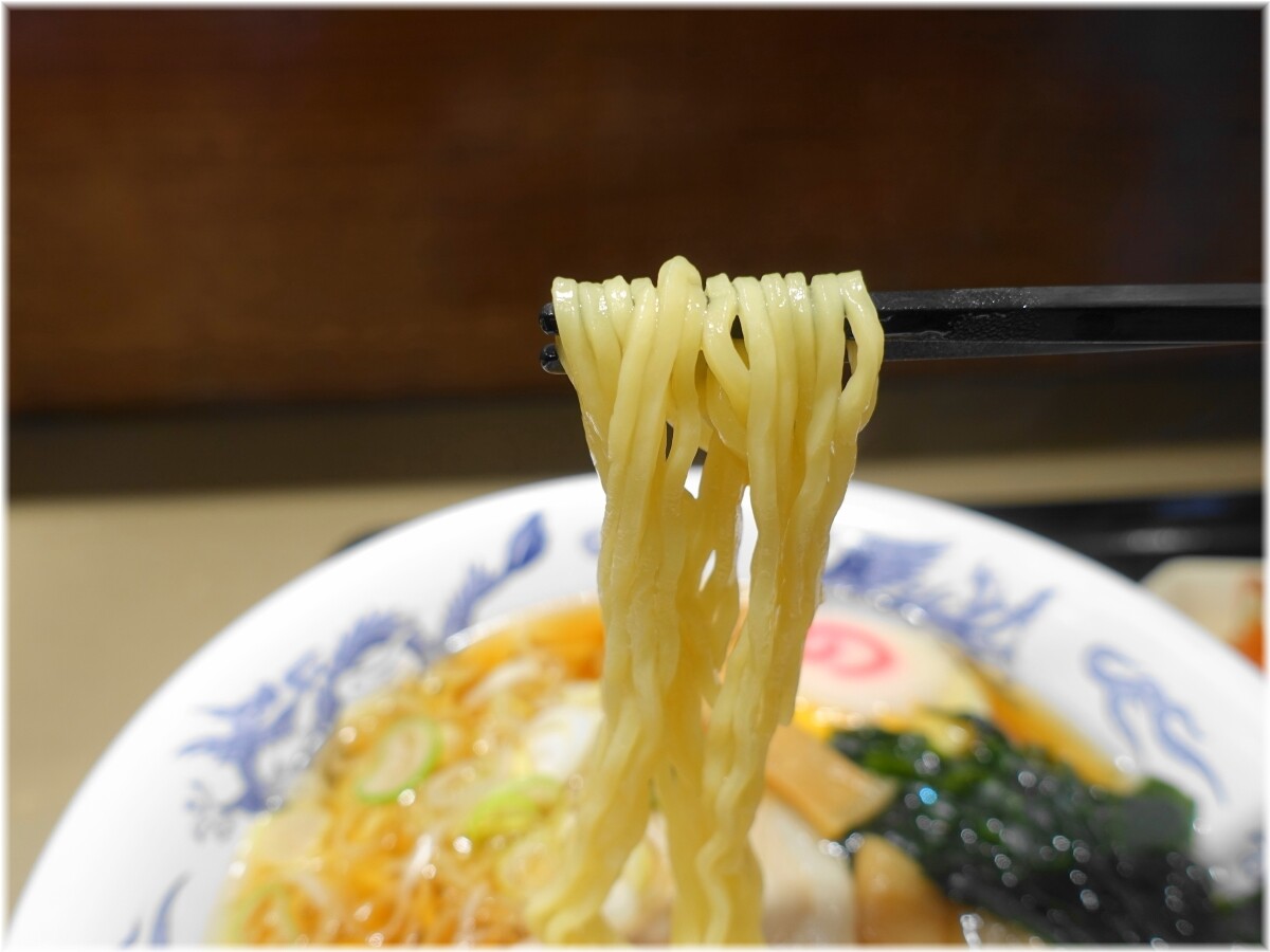 名代富士そば渋谷下田ビル店3 昔ながらの醤油ラーメンの麺