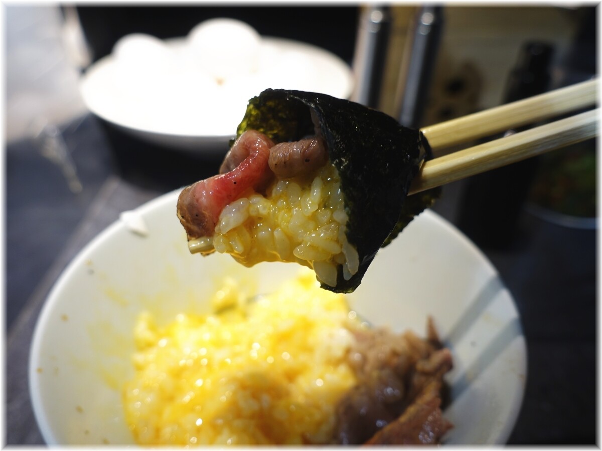 駄目な隣人 すきやき日山の焼きすきご飯に生卵と海苔