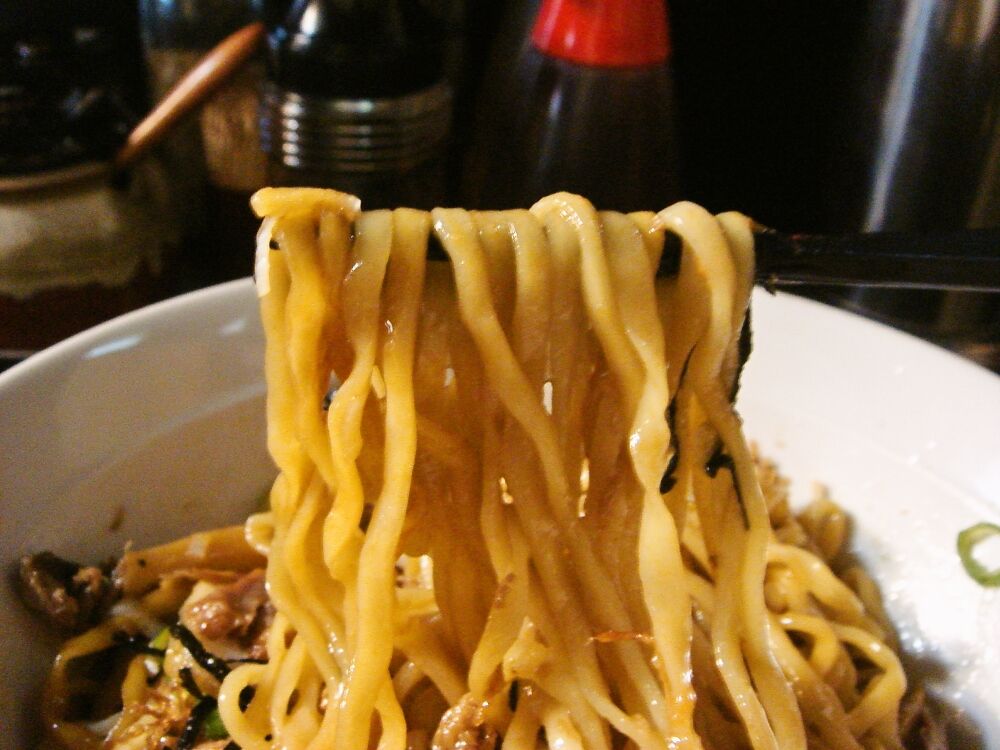 あかこっこ 極肉煮干油そばの麺