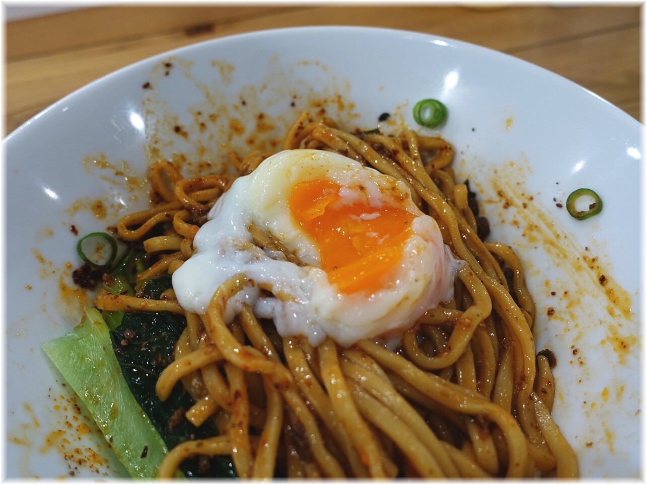 ここから 汁なし担々麺(醤油)に温玉