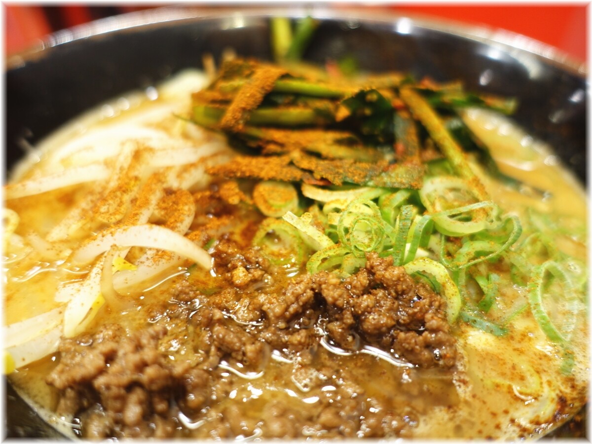 天下一品田町店10 味噌ラーメンにニラニンニクと赤ん粉1辛の具