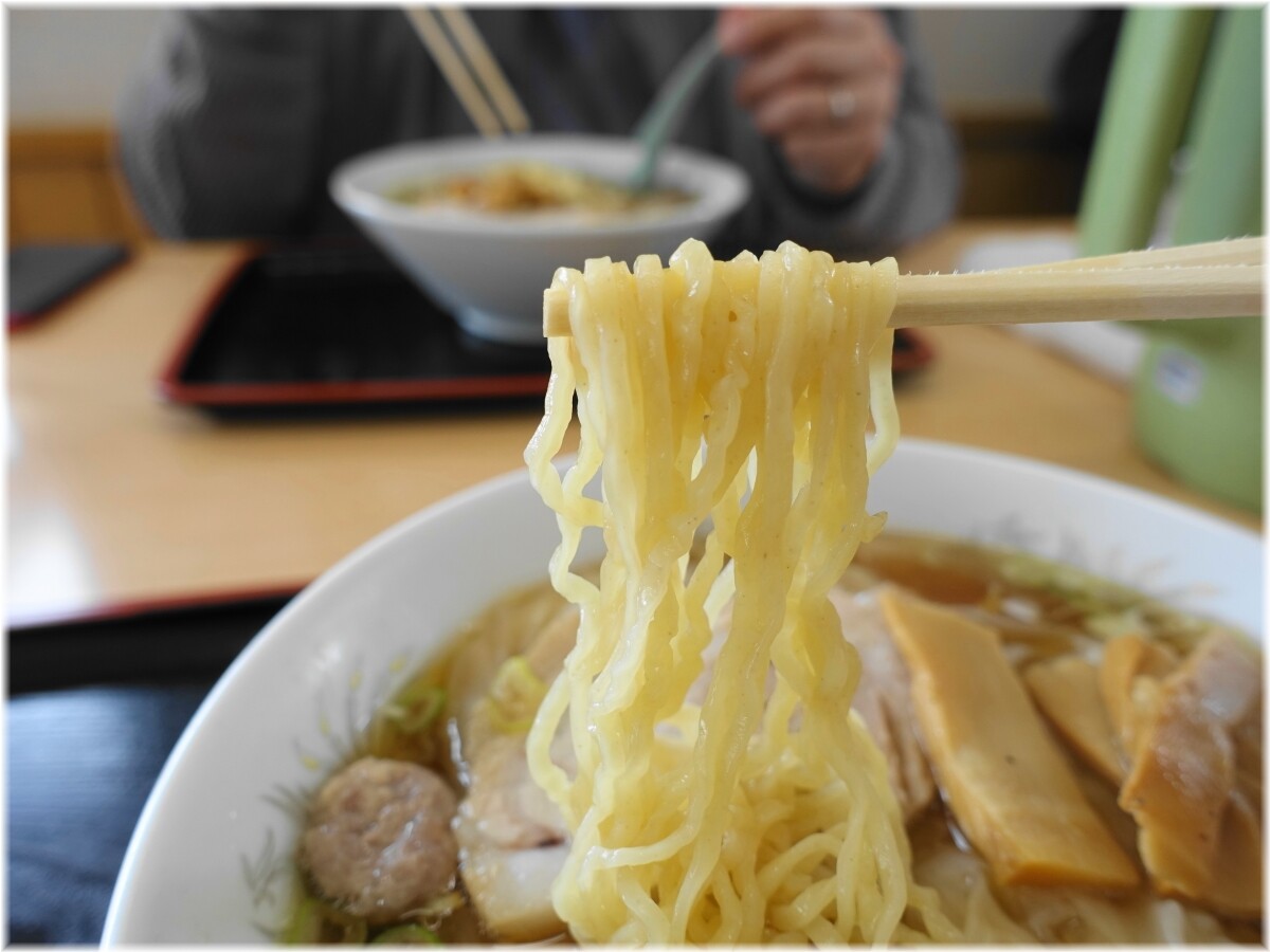 新月 ワンタンメン小の麺