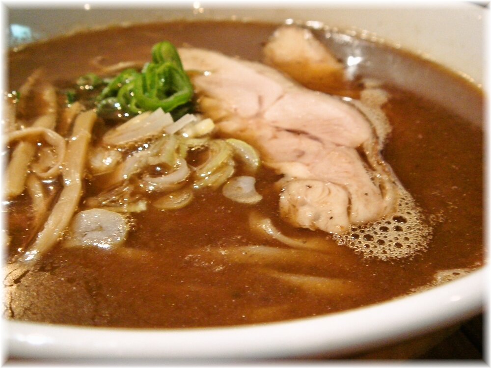 Ozy's Dining 魚魚 焦がし追い煮干しラーメン(醤油)のスープ