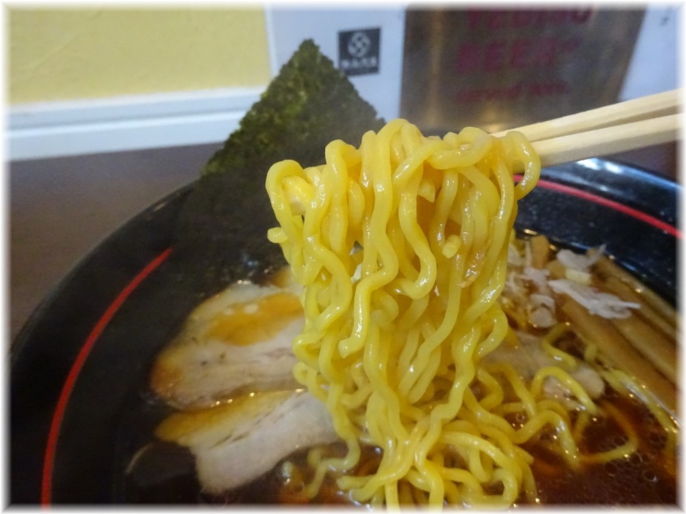 無奏天生 醤油ラーメンの麺