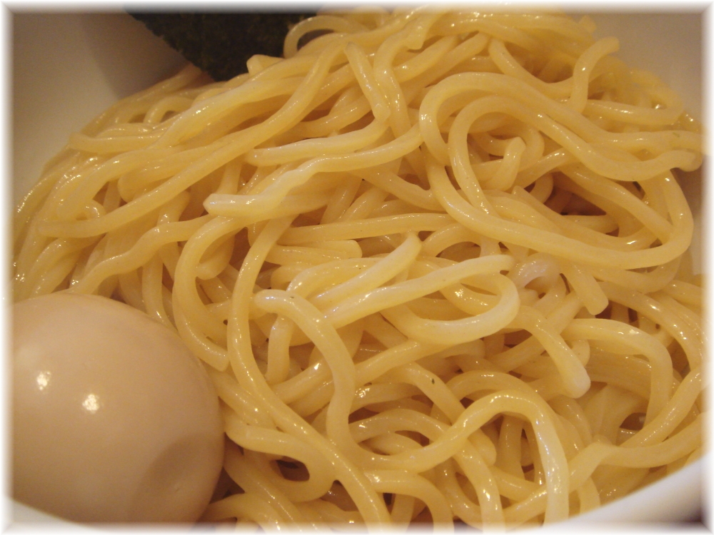 虎愼 味玉濃厚ニボつけ麺の麺2