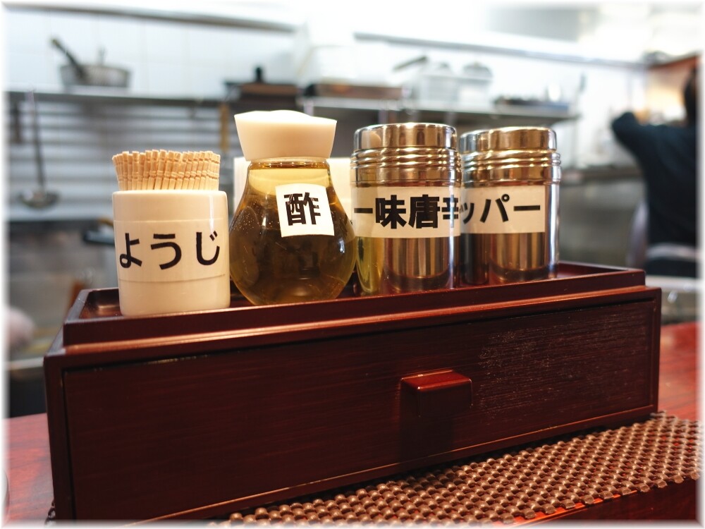 中華そばたた味 卓上の調味料