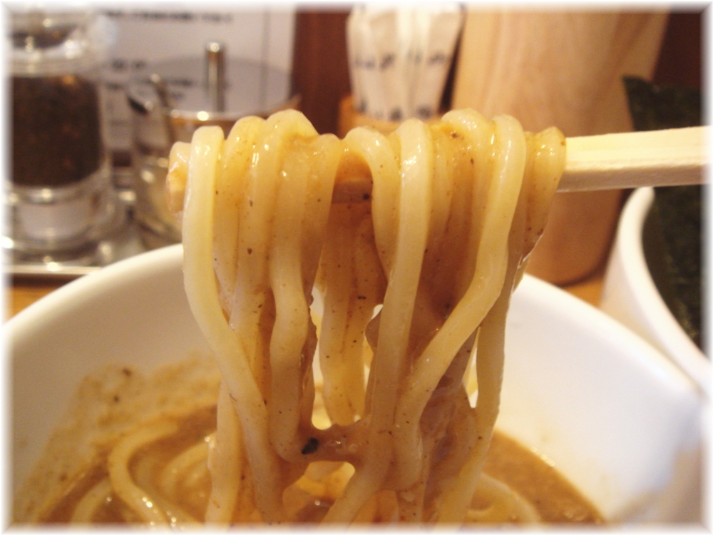虎愼 味玉濃厚ニボつけ麺の麺