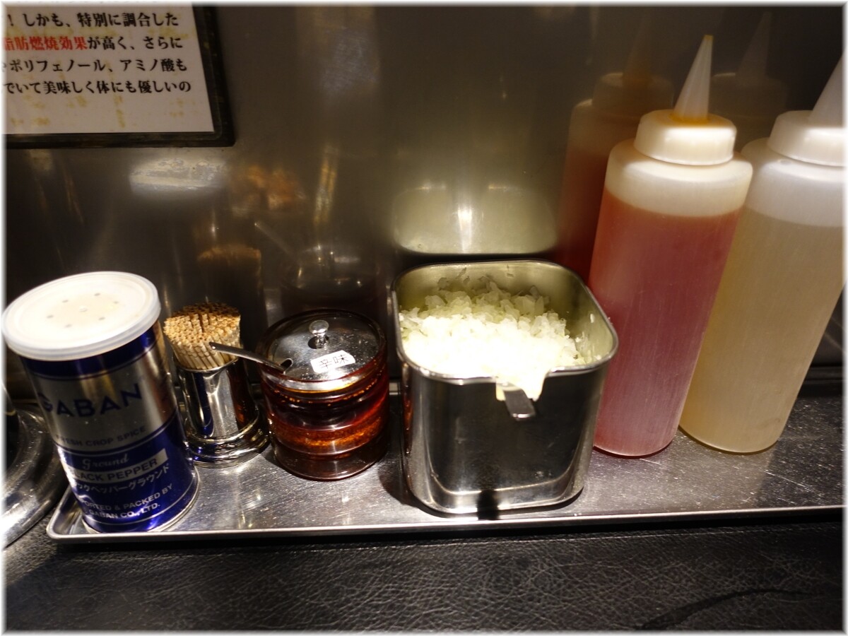 東京油組総本店大森組 卓上の調味料