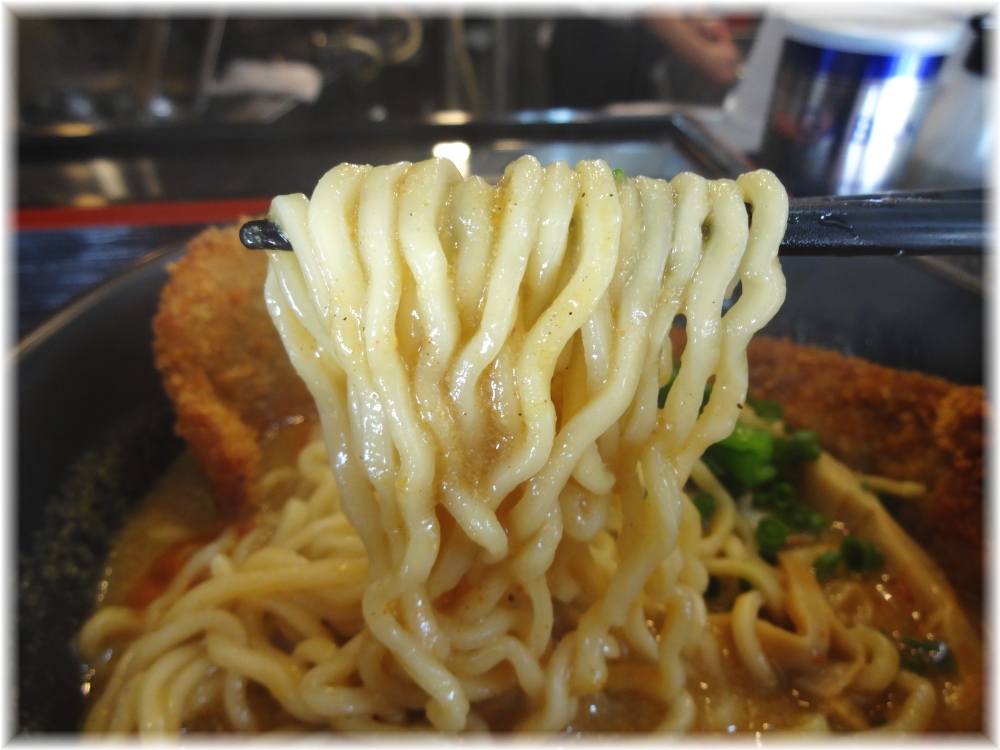 高円寺シンヤラーメン バラカツ伽辣麺の麺