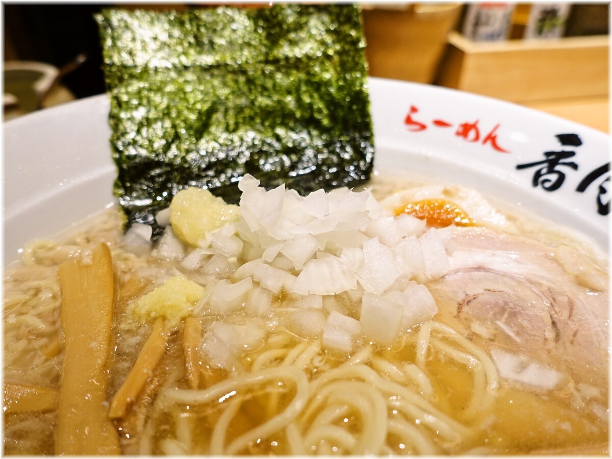 香月代々木公園店 醤油ラーメンに刻み玉葱等